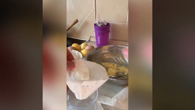 Печём творожный кекс, лайфхак : если не хватило формочек смотреть онлайн