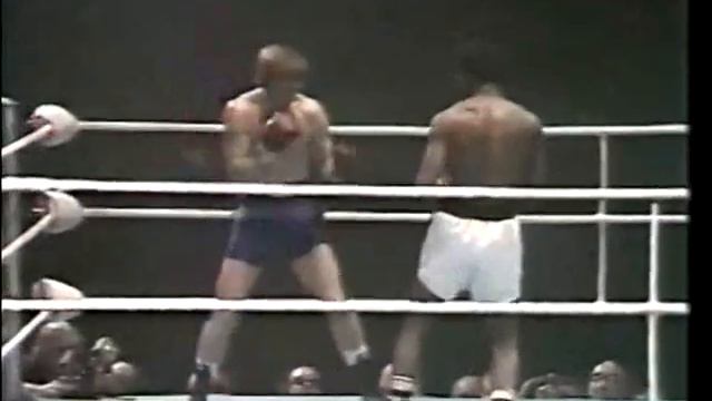 Jose Napoles vs Ralph Charles Part 1 смотреть онлайн