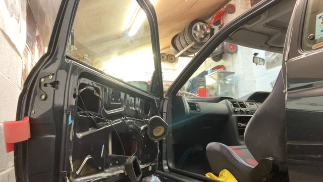 Fitting a new window regulator to My Ford Escort RS Cosworth смотреть онлайн