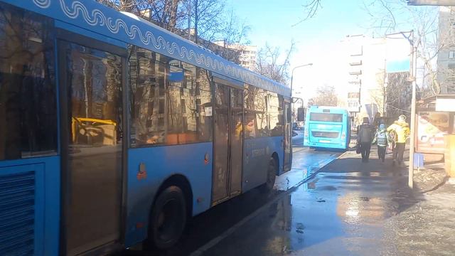 Отъезд двух ЛиАЗов от остановки Поликлиника смотреть онлайн
