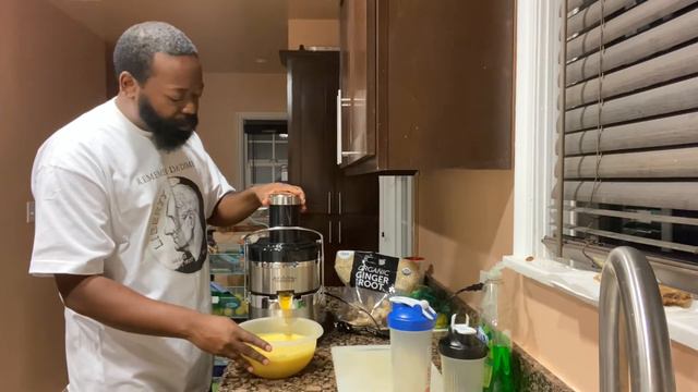 HOW TO MAKE GINGER,TURMERIC,LEMON,YELLOW APPLE JUICE. смотреть онлайн