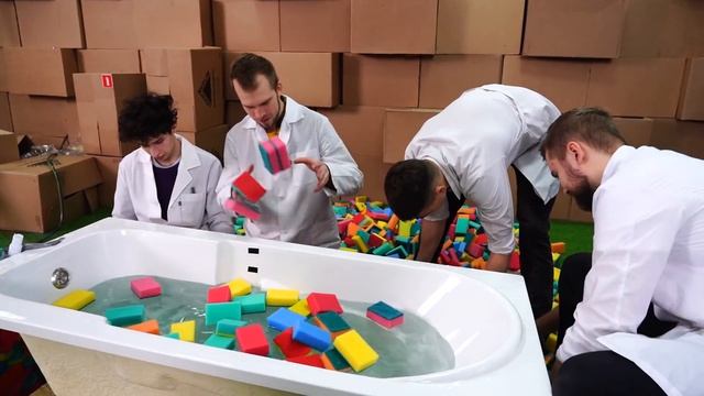 СКОЛЬКО ГУБОК ВПИТАЮТ ВАННУ С ВОДОЙ? смотреть онлайн
