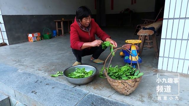 婆婆看我做事太慢，今天又是她煮菜，看看煮什麼好吃的 | Grandma's fried pork with tofu in oil, delicious
