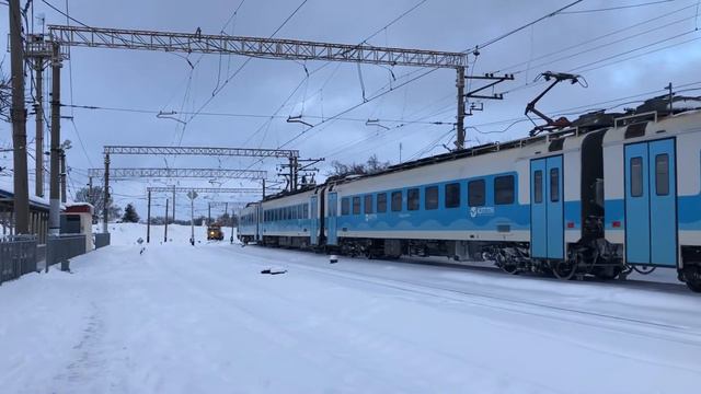 ЭП2Д-0110 прибывает на станцию Мекензиевы горы. смотреть онлайн