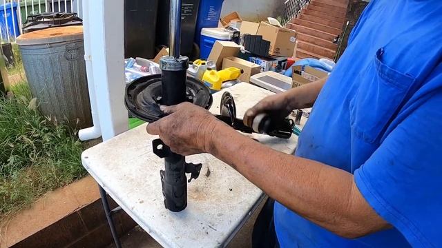 How to Change the Front Struts on a 2015 Toyota Sienna смотреть онлайн