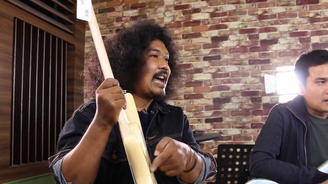 เบสคอเล็ก ใครมือเล็กต้องดู!! Ibanez SRMD200 смотреть онлайн
