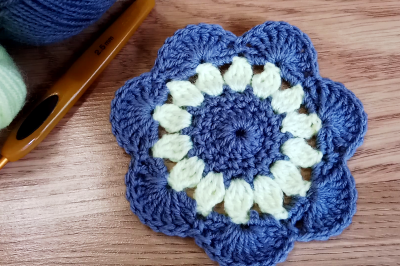 Вяжем красивую ПОДСТАВКУ под горячее в виде Цветка с Пышными Столбиками смотреть онлайн