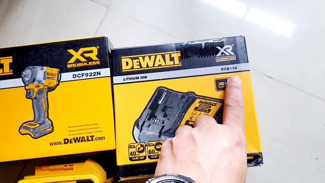 DEWALT #DCF922 Bulong 406Nm Sửa Xe Máy Bảo Hành 3 Năm