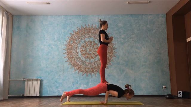 Acroyoga. AcroMayurasana ( peacock Pose ) or Сroc . смотреть онлайн