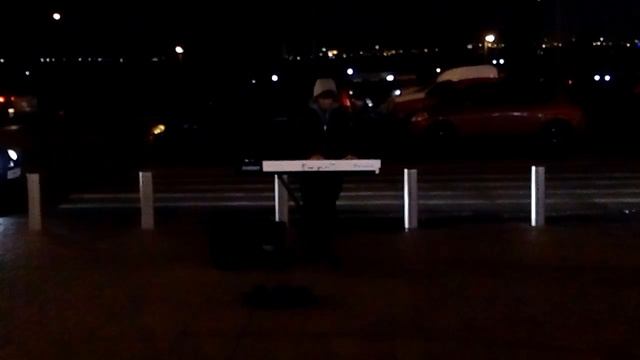 Музыкант развлекает людей возле супермркета смотреть онлайн