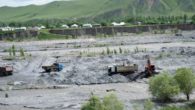 Добыча инертных материалов на реке Кара-Кулжа (село Ак-Кыя). смотреть онлайн