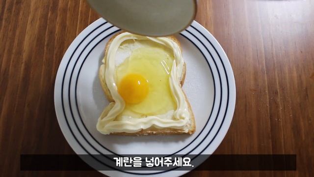간단요리: 전자레인지 마약토스트 만들기 / 마요네즈의 짭짤고소함이 베어든 식빵에 반숙노른자를 찍어먹는 맛 -Mayonnaise & Eggs toast смотреть онлайн