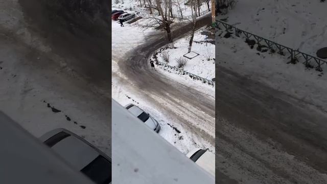 БЕЗУМНЫЙ ПАША ВЫШЕЛ НА ПРОГУЛКУ В ШОРТАХ И ФУТБОЛКЕ. ЖАРА ПРИШЛА. смотреть онлайн