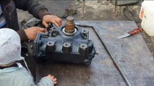 VOLVO FH 12 GUR salnigini almashtirish.  VOLVO FH 12 сальник ГУР замена.