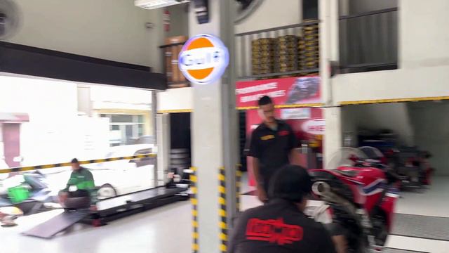 หลอกเซอร์ไพรส์เพื่อนให้เอา CBR 600RR มาเปลี่ยนยางใหม่ Pirelli Diablo rosso 4 เพื่อไปลงสนาม DRAG смотреть онлайн