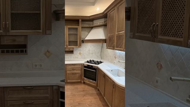 Большая кухня в классическом стиле из массива в загородном доме ??? #egger #blum #масив смотреть онлайн