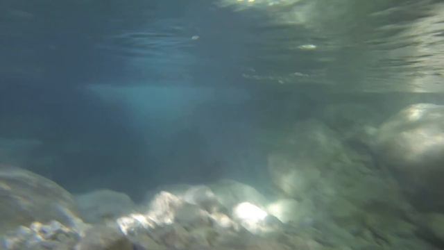 Кристально чистая горная вода в Кипарисовой ванне Большого Крымского каньона смотреть онлайн