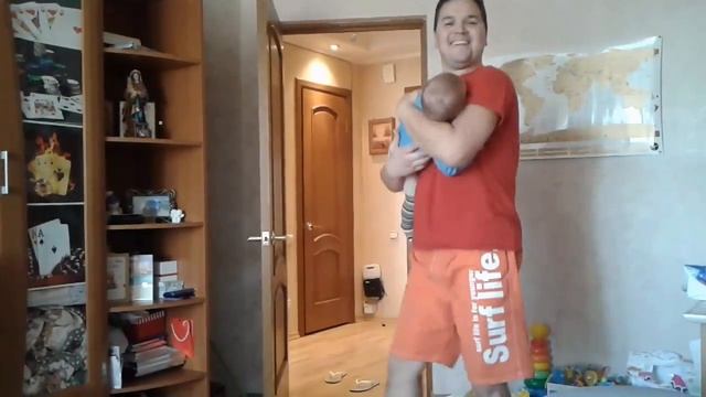 Папа укладывает сына под музыку) смотреть онлайн