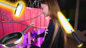 Закрыла ПАРНЕЙ в ЖЕНСКИЙ НЕПРОБИВАЕМЫЙ ЯЩИК!