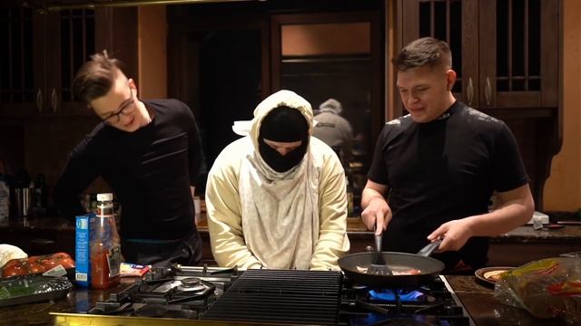 ШЕФ ФРЕШ - ЧУТЬ НЕ СПАЛИЛИ ДОМ БАНДЫ ЮТУБА ДЕЛАЯ МЕГАБУРГЕР! смотреть онлайн