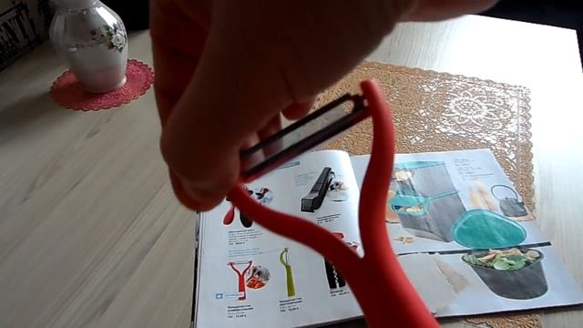 Овощечистка универсальная (Tupperware) красная имеет две заточки лезвия. Новинка. смотреть онлайн