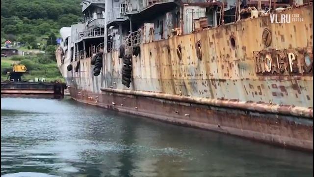VL.ru - Под Находкой подняли полузатонувший во время утилизации эсминец «Боевой»