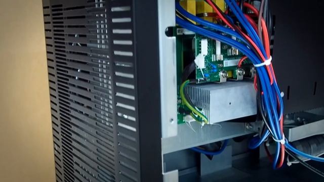 Трёхфазные ИБП Tescom Teos 200 : обзор источников бесперебойного питания Tescom Teos 200