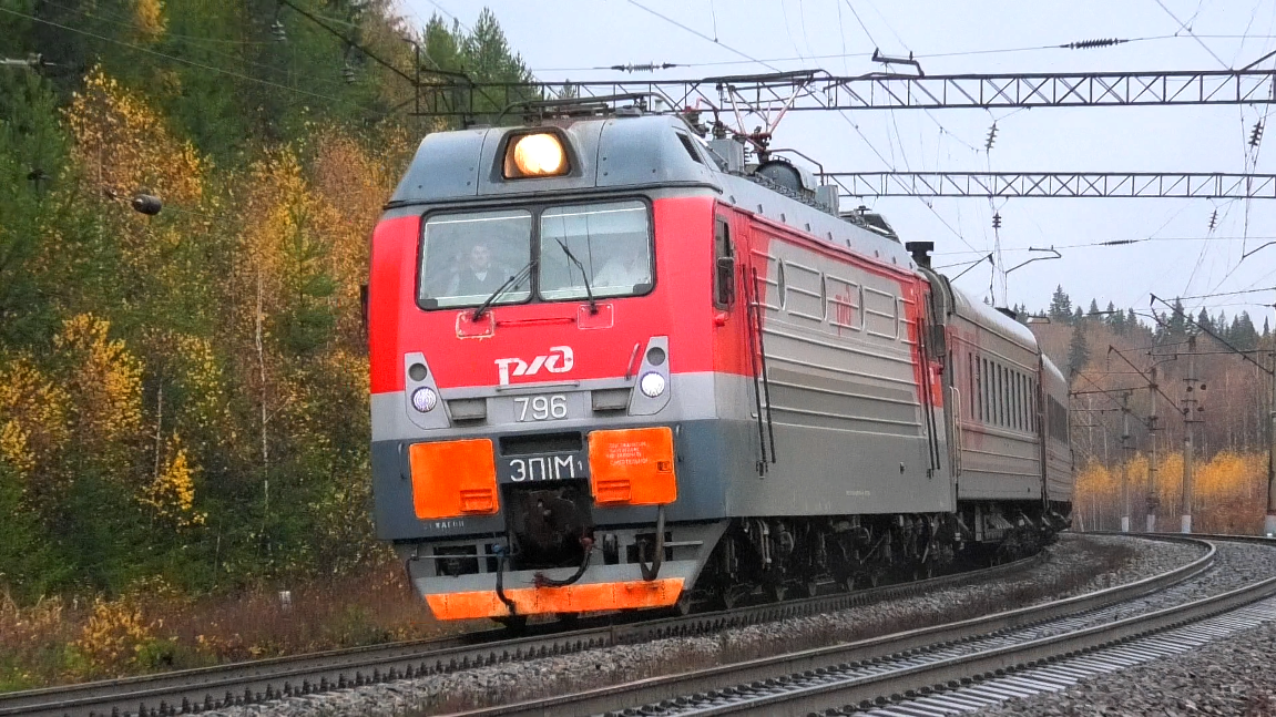 ЭП1М-796 со скорым поездом Москва - Улан-Удэ