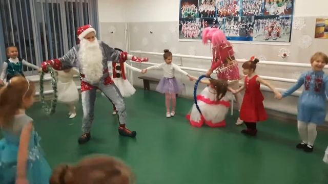 Новогодний праздник в центре детской творчести 1часть.