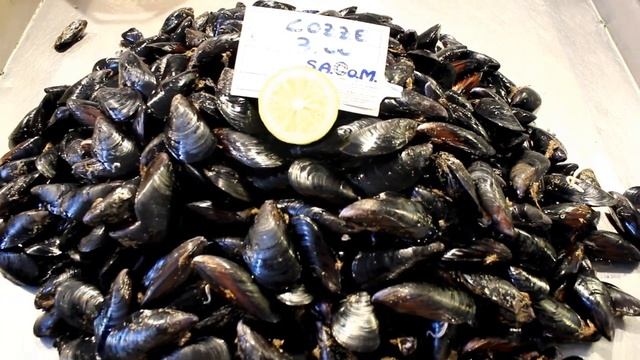 Рыба только что из Средиземного моря! Рыбный базар на Сицилии. Fish Market in Catania. смотреть онлайн