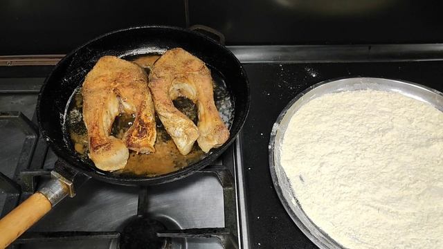ЖАРЕНАЯ РЫБА с ХРУСТЯЩЕЙ КОРОЧКОЙ | НЕРЕАЛЬНЫЙ СМАК смотреть онлайн
