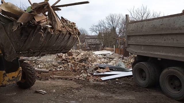 Погрузка строительного мусора после демонтажа дачного дома смотреть онлайн