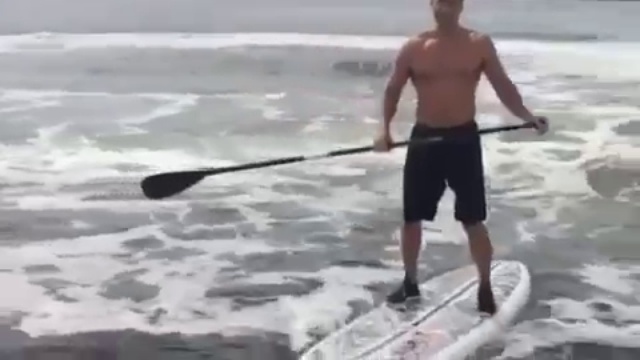 Боксёр Шеннон Бриггс сбросил Владимира Кличко в воду смотреть онлайн