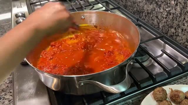 Кёфтешки в томатном соусе смотреть онлайн