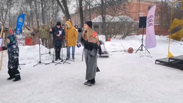 Кира Гагарина поёт песню Максим-Дорога.... смотреть онлайн