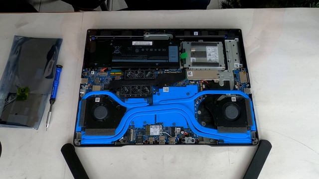 Dell G7 7790 Battery Replacement (New Battery Installation) смотреть онлайн