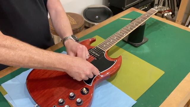 Action height adjustment on a Gibson SG with a wraparound bridge. смотреть онлайн