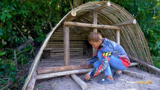 Girl Living Off The Grid Build The Most Beautiful Little Log Cabin alone in The Wood, Girls Can do смотреть онлайн