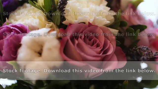 Beautiful wedding bouquet of flowers for the big wedding ceremony смотреть онлайн