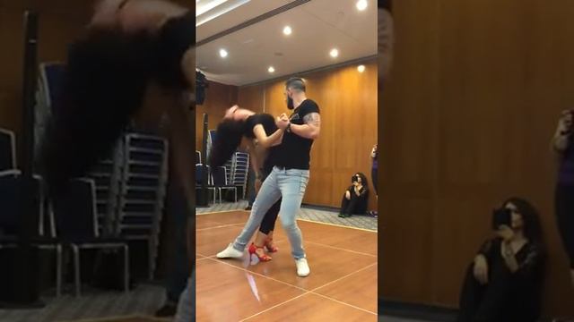 Бачата__которая_взорвала_сеть!_Вот_бы_так_уметь_двигаться! смотреть онлайн