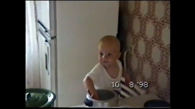 Как едят дети щи да кашу. 1 год. прикол.смешно смотреть онлайн