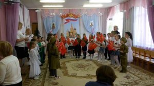 Песня «Гремит салют»