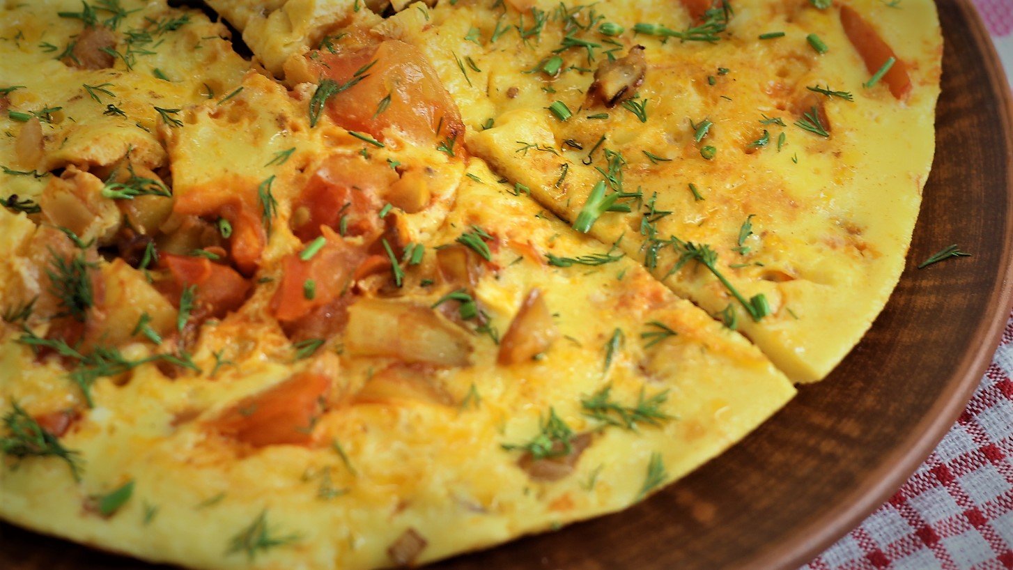 Сытный завтрак для всей семьи?Яичница с помидорами и картофелем?Приятного просмотра. смотреть онлайн