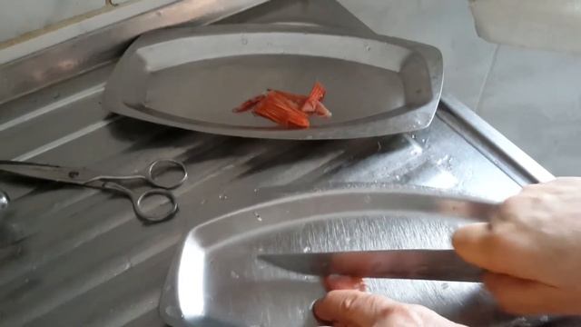 КАК ЛЕГКО И БЫСТРО ПОЧИСТИТЬ МОРСКОГО ОКУНЯ . смотреть онлайн