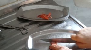 КАК  ЛЕГКО И БЫСТРО  ПОЧИСТИТЬ МОРСКОГО ОКУНЯ .