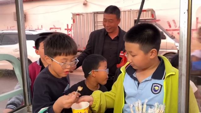 ADIK IPAR JUAL KWETIAU GORENG DI FESTIVAL DESA CHINA, DIBORONG SAMA PEMBELI, SEMUA LARIS MANIS смотреть онлайн