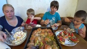 мукбанг курица, бутерброды и салат