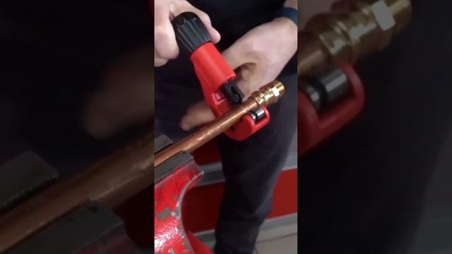 Используем ручной труборез для медных труб #rothenberger #shorts #ольмакс смотреть онлайн