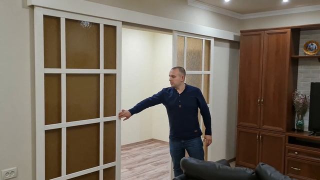 Межкомнатные раздвижные двери из белого МДФ с узорчатым стеклом на заказ смотреть онлайн