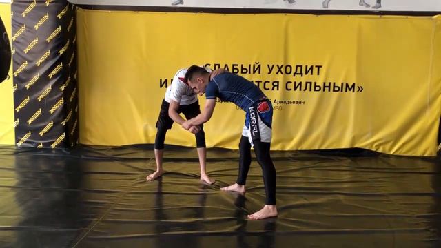 FLYING TRIANGLE CHOKE смотреть онлайн
